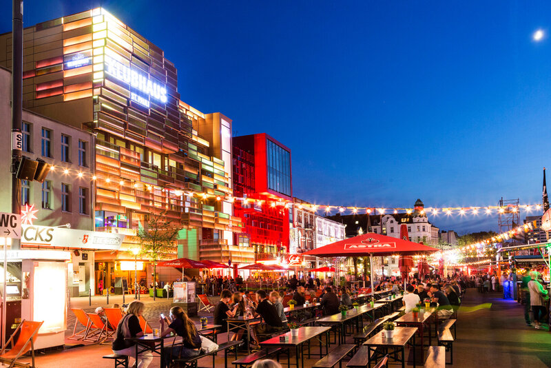 Reeperbahn bei Nacht in der blauen Stunde