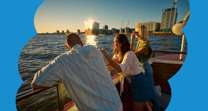 Menschen auf einer Barkasse vor der Elbphilhamonie
