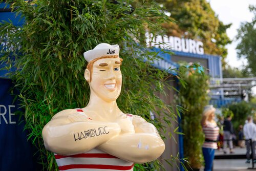 Ein Seemann aus Plastik mit 'Hamburg' Tattoo im Hintergrund. Impressionen vom Bürgerfest zum Tag der Deutschen in Bremen.