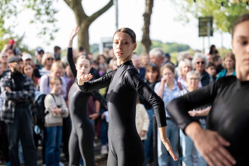 Tanzende Personen vor einer Menschenmenge im Freien. Impressionen vom Bürgerfest zum Tag der Deutschen in Bremen.