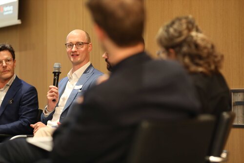 Eine Diskussionsrunde mit mehreren Sprechern in einem Konferenzraum. Impressionen der Veranstaltung "Exzellenz durch Kongresse" mit Podiumsdiskussion und Networking.