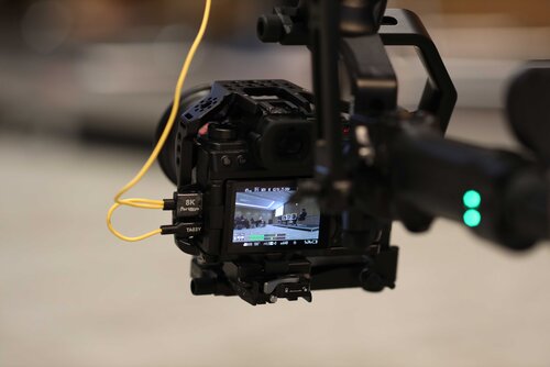 Eine Kamera mit Monitor, die eine Aufnahme zeigt. Impressionen der Veranstaltung "Exzellenz durch Kongresse" mit Podiumsdiskussion und Networking.