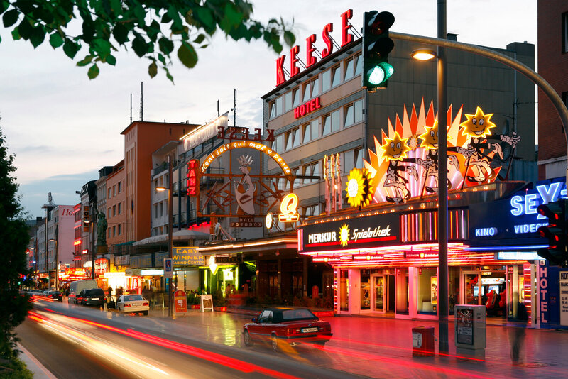 Blick auf die Reeperbahn. Das Cafe Keese im Vordergrund in Abendstimmung