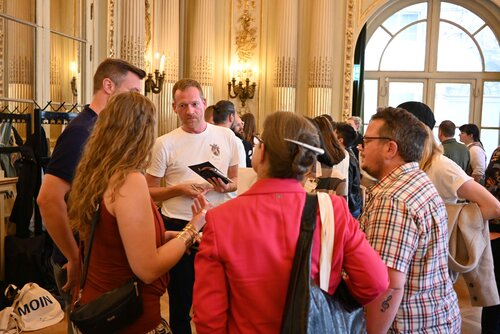 Menschen netzwerken beim Event Queer-Tourismus Insights im MKG