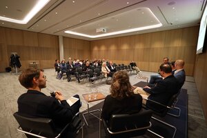 Diskussionsrunde in einem Konferenzraum mit Publikum. Impressionen der Veranstaltung "Exzellenz durch Kongresse" mit Podiumsdiskussion und Networking.