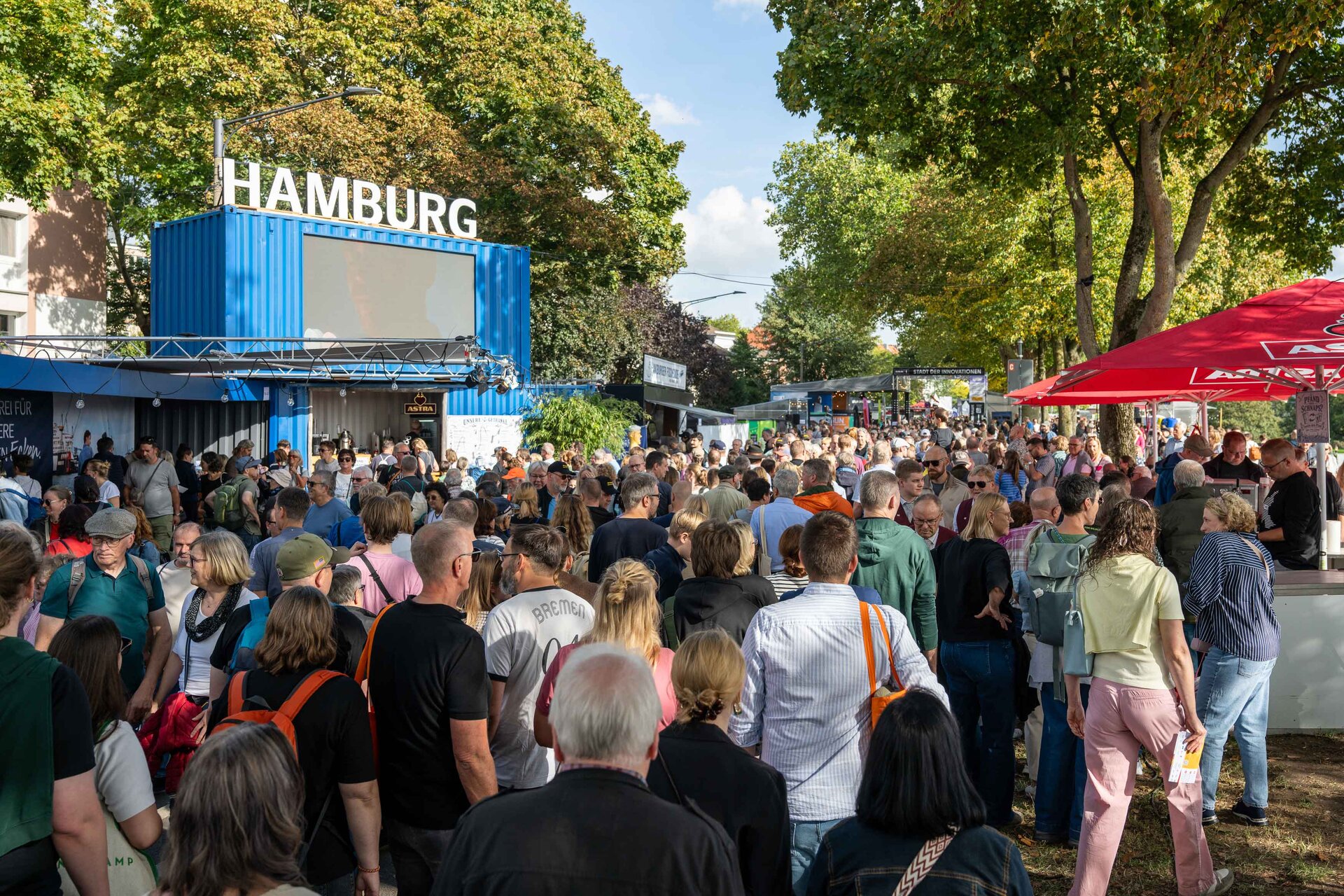 Viel Verkehr, Menschenmenge bei einer Veranstaltung in Bremen. Impressionen vom Bürgerfest zum Tag der Deutschen in Bremen.