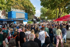 Viel Verkehr, Menschenmenge bei einer Veranstaltung in Bremen. Impressionen vom Bürgerfest zum Tag der Deutschen in Bremen.