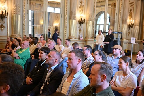 Menschen Hören im Publikum beim Event Queer-Tourismus Insights im MKG zu