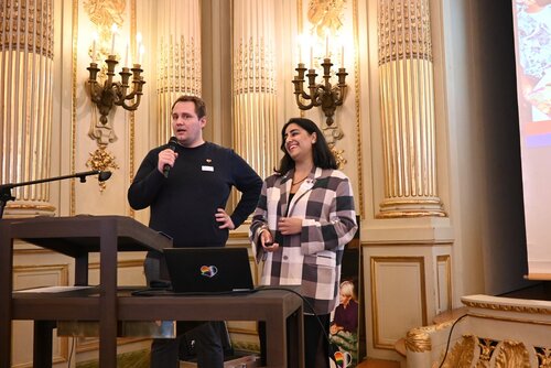 Zwei Personen halten beim Event Queer-Tourismus Insights im MKG eine Rede