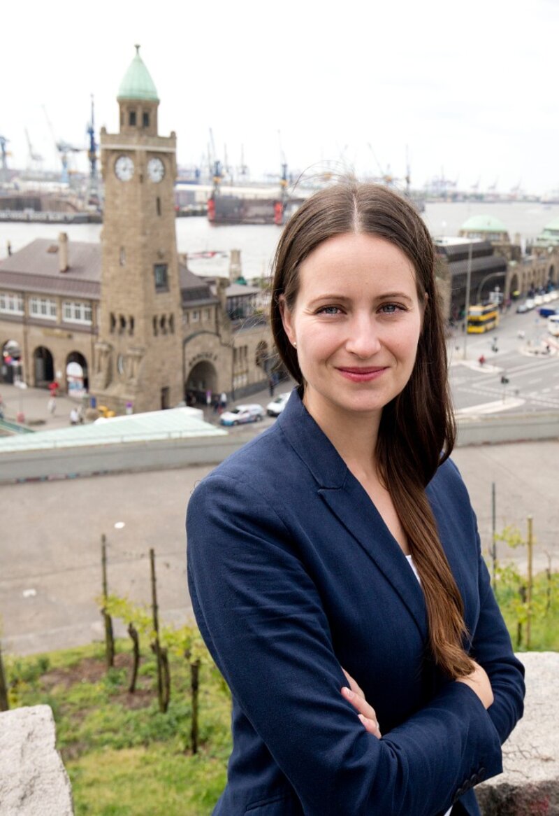Larissa Wolf im Porträt vor den Landungsbrücken