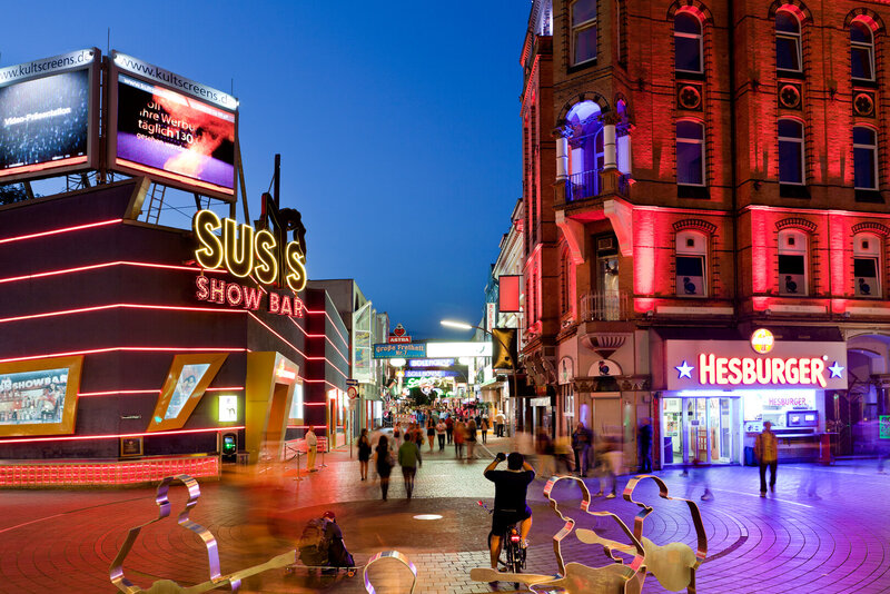 Beatlesplatz auf der Reeperbahn zur blauen Stunde.