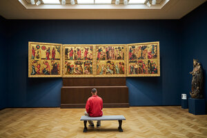 Ein Mensch betrachtet sitzend ein Gemälde in der Hamburger Kunsthalle