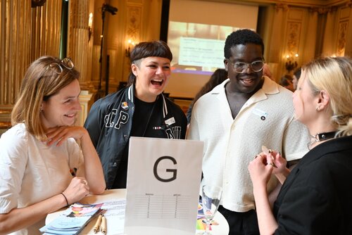 Menschen netzwerken beim Event Queer-Tourismus Insights im MKG