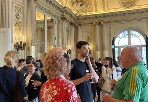 Menschen netzwerken beim Event Queer-Tourismus Insights im MKG