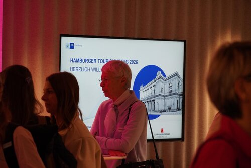 Veranstaltung mit Banner, Frauen im Gespräch, Hamburger Tourismus