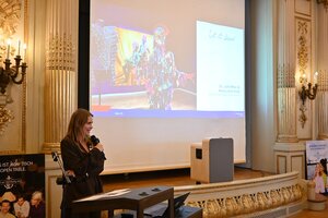 Soleij Reif auf der Bühne bei den Queer Tourismus Insights im MKG