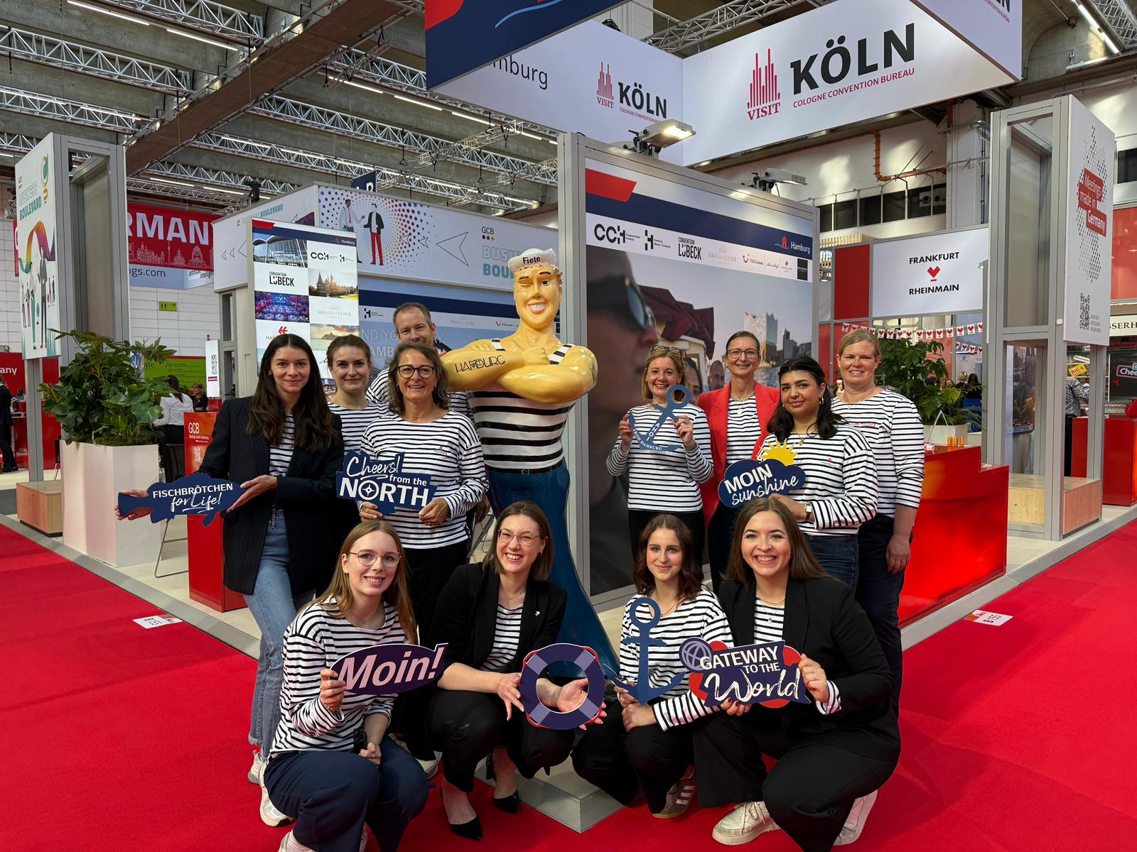 Team Hamburg vor dem IMEX Stand des HCB